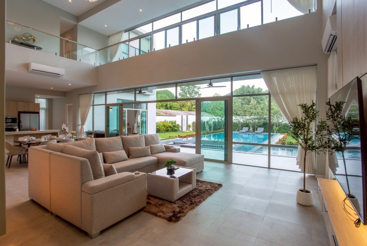 Luxury pool villa for sale Hua Hin near golf course