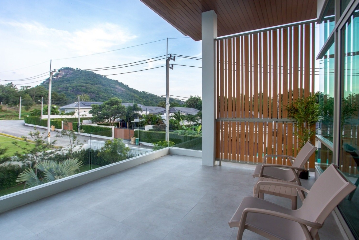 Luxury pool villa for sale Hua Hin near golf course