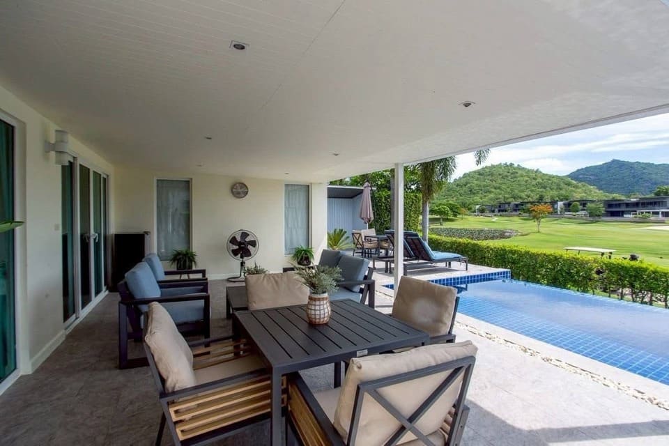 ที่นั่งพักผ่อนริมสระ