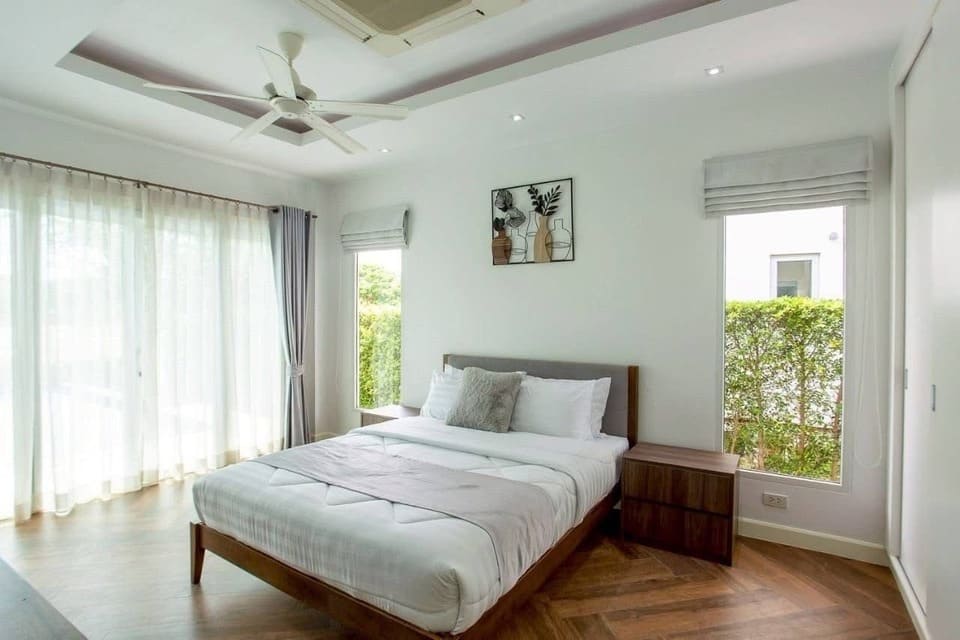 ห้องนอนLuxury golf course pool villa for sale Black Mountain Hua Hin