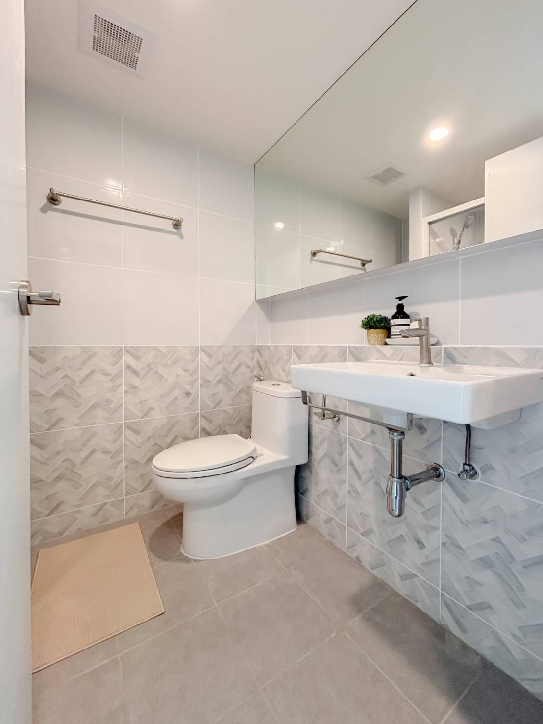 High-Floor Studio Condominium for Investment in Hua Hin bathroom